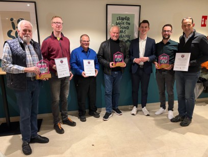 Bürgermeister Tristan Vitt (3.v.r.) mit den Vorsitzenden der ausgezeichneten Vereine. (Foto: Stadt Siegen)