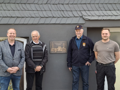 v.l.n.r.: Ortsbürgermeister Christian Peter, Erhard Mengel als Vorsitzender des Heimatvereins Niederschelderhütte, Friedrich Schmidt als Vorsitzender der Heimatgruppe Niederschelden und Olaf Neumann, Inhaber der Bauunternehmung Neumann