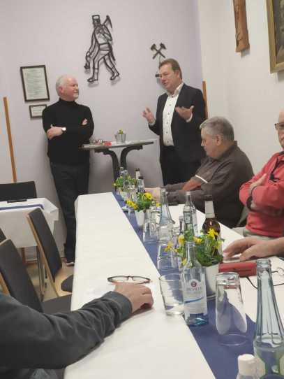 Ehrung für 25-jährige Mitgliedschaft von Friedrich Schmidt (links) in der Heimatgruppe Niederschelden durch Bürgermeister Steffen Mues (mitte) und den 2. Vorsitzenden Günter Messerschmidt (rechts)